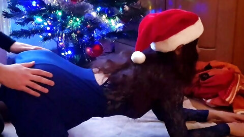 Russian Santa fucked the girl under the christmas tree